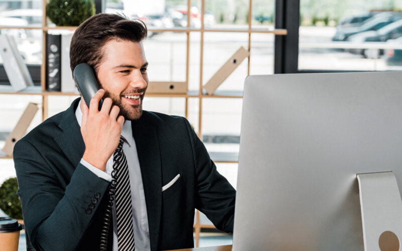 Man calls with customer via telephone