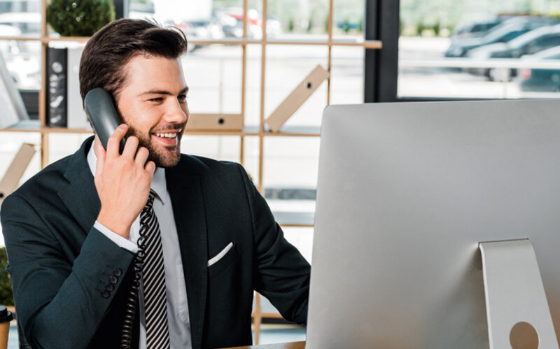 Man calls with customer via telephone