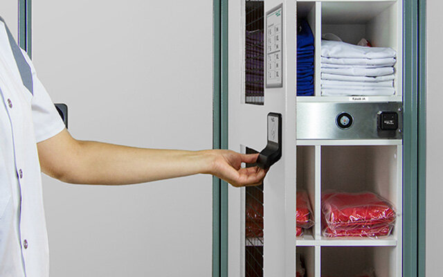 Wäscheschrank wird bedient